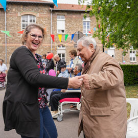 Samedi 17 mai, l’Hôpital Paul Brousse proposait un moment festif ouvert à tous : la fête de la gériatrie.L’occasion pour les patients et leurs familles de se partager un après-midi riche en rencontres et animations : parcours olympique, tir à l’arc, animation musicale, jeux en bois, maquillage, coiffure.. mais aussi buvette, brocante, tombola, stands d’artisanat et buvette ! [photos Xiwen Wang]