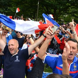 Des centaines de fans se sont réunis pour soutenir l'équipe de France en finale de la Coupe du Monde de foot et vibrer avec eux jusqu'au titre mondial !