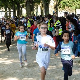 Une grande fête du sport avec près de 1500 coureur·se·s sur les 5/10km, courses jeunes et familles.Les vainqueurs des 10km ont battu le record de l'épreuve, avec la 8e meilleure performance mondiale chez les femmes!1700 euros ont été reversés à l’association Une maison au cœur de la vie, qui vient en aide aux familles dont les enfants sont hospitalisés à l’Institut Gustave-Roussy. Un grand merci aux 150 bénévoles, aux associations villejuifoises, et à tous les services de la ville.[Photos ©Anja Simonet / ©Raphaël Garnier]