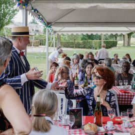 Une journée de fête pour les Seniors avec déjeuner festif abrité, spectacles et musique, dans une ambiance de guinguette conviviale et champêtre!