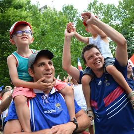 Des centaines de fans se sont réunis pour soutenir l'équipe de France en finale de la Coupe du Monde de foot et vibrer avec eux jusqu'au titre mondial !