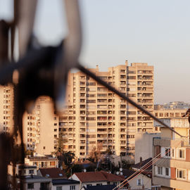 Vous étiez plusieurs centaines samedi 2 décembre à braver le froid pour célébrer la mémoire de ce quartier bientôt transformé : exposition, goûter, fanfare, projections géantes, et impressionnante traversée du quartier sur un fil tendu à 27m de haut![photos Alex Bonnemaison]