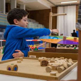 Pour donner aux parents la possibilité de faire du sport sans organiser la garde des enfants, le service des Sports donne rendez-vous aux familles de 9h à 12h, un samedi par mois: renforcement musculaire, Pilates, step, Zumba, pour les adultes... et escalade ou jeux de plein air pour les enfants de 3 à 11 ans.[Photos Sylvie Grima]