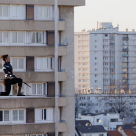 Vous étiez plusieurs centaines samedi 2 décembre à braver le froid pour célébrer la mémoire de ce quartier bientôt transformé : exposition, goûter, fanfare, projections géantes, et impressionnante traversée du quartier sur un fil tendu à 27m de haut![photos Alex Bonnemaison]