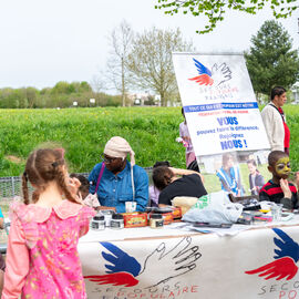 Samedi 6 avril, il n'y avait pas une mais 2 chasses aux œufs à Villejuif: la Chasse aux œufs solidaire du Secours Populaire, dans le parc des Hautes-Bruyères, avec des animations et jeux pour tous toute la journée, avec la participation de la Ludomobile.La chasse aux œufs dans le jardin partagé de la résidence Botanic Parc, un moment de rencontre et d'échanges entre voisins et de découverte du jardin pour certains. [photos Xiwen Wang / Alex Bonnemaison]