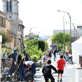 A pied, à vélo, en trottinette, en roller ou en poussette... ce dimanche 18 septembre, la Journée sans voiture a permis aux Villejuifois et Villejuifoises de tous âges de profiter des rues du centre-ville en toute sécurité et sérénité.[Photos Anja Simonet]