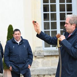 Les traditionnelles sorties d'automne emmenaient cette année une centaine de Seniors de Villejuif direction le Nord-Est, pour une escapade dans l'Aisne.Au programme : visite guidée du Domaine des Princes, à Condé en Brie, sabrage du champagne et dégustation, déjeuner en musique et flânerie dans le parc au cœur du village.[Photos Anja Simonet]