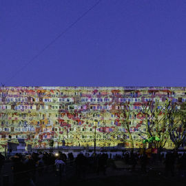 Vous étiez plusieurs centaines samedi 2 décembre à braver le froid pour célébrer la mémoire de ce quartier bientôt transformé : exposition, goûter, fanfare, projections géantes, et impressionnante traversée du quartier sur un fil tendu à 27m de haut![photos Alex Bonnemaison]