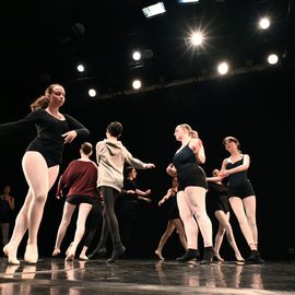 Retour en images sur la journée du 12 mars, avec l'atelier et sa restitution par les élèves du Conservatoire, suivi du spectacle "Une simple déclinaison de l’instant", de la Cie Les têtes penchées.[photos Anja Simonet]