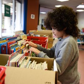 Encore un franc succès pour la Trocante des Parents !Après avoir déposé des objets devenus inutiles pendant les semaines précédant l'évènement, plus de 120 familles ont pu, ce dimanche 2 avril, utiliser leurs points ainsi récoltés pour venir chercher de nouveaux objets pour leurs enfants:jeux et jouets, vêtements, accessoires de puériculture...[photos Lucile Cubin]