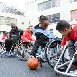 Retour en images sur la Semaine du handicap, du 4 au 8 décembre 2023, avec des ateliers de sensibilisation (langue des signes, basket, fauteuil, handicap visuel...), des jeux avec la Ludomobile à l'ESAT Les Ateliers de l'ETAI, l'exposition des tableaux réalisés à la MAS des Hautes-Bruyères et la table ronde Emploi et Handicap.[photos Lucile Cubin / Anja Simonet / Xiwen Wang]