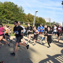 Une grande fête du sport avec près de 1500 coureur·se·s sur les 5/10km, courses jeunes et familles.Les vainqueurs des 10km ont battu le record de l'épreuve, avec la 8e meilleure performance mondiale chez les femmes!1700 euros ont été reversés à l’association Une maison au cœur de la vie, qui vient en aide aux familles dont les enfants sont hospitalisés à l’Institut Gustave-Roussy. Un grand merci aux 150 bénévoles, aux associations villejuifoises, et à tous les services de la ville.[Photos ©Anja Simonet / ©Raphaël Garnier]