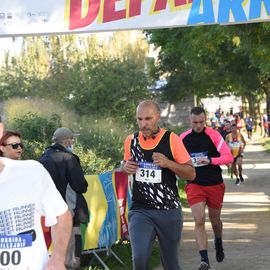 Une grande fête du sport avec près de 1500 coureur·se·s sur les 5/10km, courses jeunes et familles.Les vainqueurs des 10km ont battu le record de l'épreuve, avec la 8e meilleure performance mondiale chez les femmes!1700 euros ont été reversés à l’association Une maison au cœur de la vie, qui vient en aide aux familles dont les enfants sont hospitalisés à l’Institut Gustave-Roussy. Un grand merci aux 150 bénévoles, aux associations villejuifoises, et à tous les services de la ville.[Photos ©Anja Simonet / ©Raphaël Garnier]