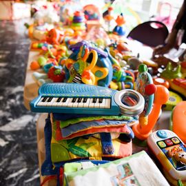 Encore un franc succès pour la Trocante des Parents !Après avoir déposé des objets devenus inutiles pendant les semaines précédant l'évènement, plus de 120 familles ont pu, ce dimanche 2 avril, utiliser leurs points ainsi récoltés pour venir chercher de nouveaux objets pour leurs enfants:jeux et jouets, vêtements, accessoires de puériculture...[photos Lucile Cubin]