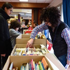 Encore un franc succès pour la Trocante des Parents !Après avoir déposé des objets devenus inutiles pendant les semaines précédant l'évènement, plus de 120 familles ont pu, ce dimanche 2 avril, utiliser leurs points ainsi récoltés pour venir chercher de nouveaux objets pour leurs enfants:jeux et jouets, vêtements, accessoires de puériculture...[photos Lucile Cubin]