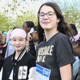 Dans le cadre de la semaine olympique et paralympique, mardi 2 avril, une centaine d’élèves de 6e de 4 collèges de Villejuif ont organisé dans le parc des hautes Bruyères une course en binôme avec un élève-guideur et un élève-guidé, les yeux masqués pour simuler le handicap. La course contre la faim vise à récolter des fonds pour Action contre la faim, pour des projets alimentaires dans le cadre de la solidarité internationale. [photos Lucile Cubin]