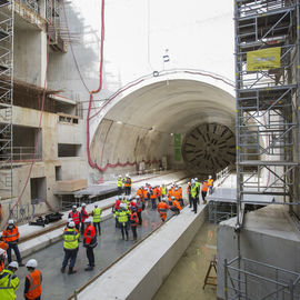 Le 18 juin le tunnelier Amandine parti d'Arcueil-Cachan pour le creusement de la ligne 15 Sud perce le mur de la future gare Gustave Roussy. En février un 1er tunnelier (ligne 14) avait traversé cette gare.Crédits photos: Société du Grand Paris / David Delaporte