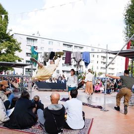 2 journées de fête, en centre-ville et au pied de la tour du 44 Jean Mermoz, organisées par le Théâtre Romain Rolland et la Ville.Un moment de féérie qui s'est aussi cette année installé en cœur de quartier pour permettre à tous d’admirer les prouesses des acrobates ![Photos Lucile Cubin]