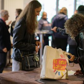 Une centaine de nouveaux Villejuifois, parmi lesquels de nombreuses jeunes familles, se sont retrouvées devant la médiathèque samedi 1er octobre pour visiter leur nouvelle ville (ballade en Tuk-tuk et visite du Théâtre...), recevoir leur kit de bienvenue et rencontrer leurs élu·e·s et partager leurs problématiques quotidiennes.[Photos Sylvie Grima]