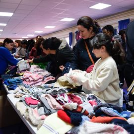 Encore un franc succès pour la Trocante des Parents !Après avoir déposé des objets devenus inutiles pendant les semaines précédant l'évènement, plus de 120 familles ont pu, ce dimanche 2 avril, utiliser leurs points ainsi récoltés pour venir chercher de nouveaux objets pour leurs enfants:jeux et jouets, vêtements, accessoires de puériculture...[photos Lucile Cubin]