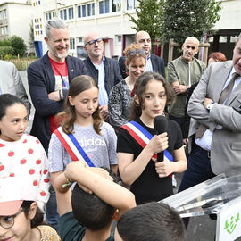 Mardi 20 mai avait lieu l'inauguration officielle de la cour Eveil de l'école Paul Langevin.Après les travaux durant l'été, les élèves avaient découvert leur nouvelle cour à la rentrée de septembre, mais il aura fallu attendre le printemps pour que les plantations prennent toute leur place dans ce nouvel espace végétalisé, pensé avec les enfants, les enseignants, les parents, les agents... Une nouvelle cour de récré permet un meilleur partage de l'espace entre les différentes activités, entre les filles et les garçons, et apporte verdure et fraicheur dans un lieu auparavant très bétonné.[photos Lucile Cubin]