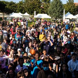 Une grande fête du sport avec près de 1500 coureur·se·s sur les 5/10km, courses jeunes et familles.Les vainqueurs des 10km ont battu le record de l'épreuve, avec la 8e meilleure performance mondiale chez les femmes!1700 euros ont été reversés à l’association Une maison au cœur de la vie, qui vient en aide aux familles dont les enfants sont hospitalisés à l’Institut Gustave-Roussy. Un grand merci aux 150 bénévoles, aux associations villejuifoises, et à tous les services de la ville.[Photos ©Anja Simonet / ©Raphaël Garnier]