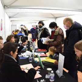 Avec  de  nombreux·ses  artistes  de  l’écriture,  du  dessin  et  de  bien  d’autres  disciplines,  des  penseur·euse·s,   les   acteurs   culturels   du   territoire  et  les  deux  librairies  villejuifoises,  ce  festival est une invitation à la création, au partage et à l’expérimentation