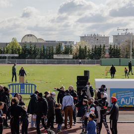 296 tours de piste bouclés lors du relais solidaire au stade Louis Dolly où des centaines de bénévoles, parents et enfants se sont rassemblés pour courir ensemble et découvrir de nouvelles activités sportives, sous le signe de la solidarité et de l’entraide.[Photos Alexandre Bonnemaison]