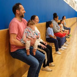 Pour donner aux parents la possibilité de faire du sport sans organiser la garde des enfants, le service des Sports donne rendez-vous aux familles de 9h à 12h, un samedi par mois: renforcement musculaire, Pilates, step, Zumba, pour les adultes... et escalade ou jeux de plein air pour les enfants de 3 à 11 ans.[Photos Sylvie Grima]