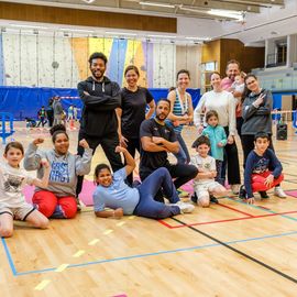 Pour donner aux parents la possibilité de faire du sport sans organiser la garde des enfants, le service des Sports donne rendez-vous aux familles de 9h à 12h, un samedi par mois: renforcement musculaire, Pilates, step, Zumba, pour les adultes... et escalade ou jeux de plein air pour les enfants de 3 à 11 ans.[Photos Sylvie Grima]