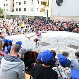 2 journées de fête, en centre-ville et au pied de la tour du 44 Jean Mermoz, organisées par le Théâtre Romain Rolland et la Ville.Un moment de féérie qui s'est aussi cette année installé en cœur de quartier pour permettre à tous d’admirer les prouesses des acrobates ![Photos Lucile Cubin]