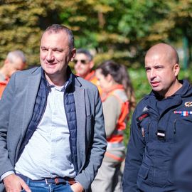 Escalader la grande échelle, traverser un tunnel enfumé, manier la lance à incendie, s'initier aux gestes de 1ers secours ou monter dans un vrai camion de pompier... les portes ouvertes du centre de secours de Villejuif ont ouvert un monde merveilleux aux petits et grands venus découvrir ce lieu emblématique !