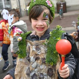 Un carnaval sur le thème du printemps pour les Accueils de Loisirs qui ont défilé dans Villejuif pour mettre de la couleur dans les rues.