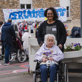 Samedi 17 mai, l’Hôpital Paul Brousse proposait un moment festif ouvert à tous : la fête de la gériatrie.L’occasion pour les patients et leurs familles de se partager un après-midi riche en rencontres et animations : parcours olympique, tir à l’arc, animation musicale, jeux en bois, maquillage, coiffure.. mais aussi buvette, brocante, tombola, stands d’artisanat et buvette ! [photos Xiwen Wang]