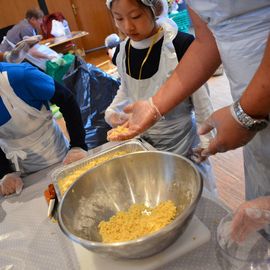 Des dizaines d'élèves d'élémentaires réunis pour la désormais traditionnelle Disco-soupe! Le principe: cuisiner à partir d'aliments invendus récupérés auprès des commerçants de la Ville. 