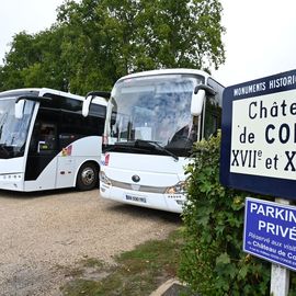 Les traditionnelles sorties d'automne emmenaient cette année une centaine de Seniors de Villejuif direction le Nord-Est, pour une escapade dans l'Aisne.Au programme : visite guidée du Domaine des Princes, à Condé en Brie, sabrage du champagne et dégustation, déjeuner en musique et flânerie dans le parc au cœur du village.[Photos Anja Simonet]