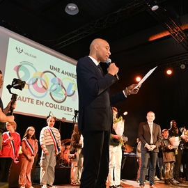 Samedi 20 janvier, toute la population de Villejuif était invitée à débuter l'année dans la convivialité autour d'un buffet, d'un moment musical et de la mise à l'honneur du monde sportif.[photos Lucile Cubin]