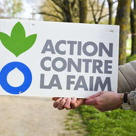 Dans le cadre de la semaine olympique et paralympique, mardi 2 avril, une centaine d’élèves de 6e de 4 collèges de Villejuif ont organisé dans le parc des hautes Bruyères une course en binôme avec un élève-guideur et un élève-guidé, les yeux masqués pour simuler le handicap. La course contre la faim vise à récolter des fonds pour Action contre la faim, pour des projets alimentaires dans le cadre de la solidarité internationale. [photos Lucile Cubin]