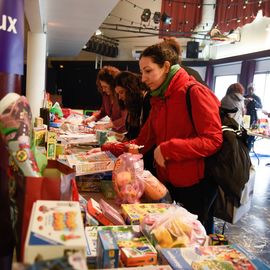 Encore un franc succès pour la Trocante des Parents !Après avoir déposé des objets devenus inutiles pendant les semaines précédant l'évènement, plus de 120 familles ont pu, ce dimanche 2 avril, utiliser leurs points ainsi récoltés pour venir chercher de nouveaux objets pour leurs enfants:jeux et jouets, vêtements, accessoires de puériculture...[photos Lucile Cubin]