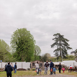 Samedi 6 avril, il n'y avait pas une mais 2 chasses aux œufs à Villejuif: la Chasse aux œufs solidaire du Secours Populaire, dans le parc des Hautes-Bruyères, avec des animations et jeux pour tous toute la journée, avec la participation de la Ludomobile.La chasse aux œufs dans le jardin partagé de la résidence Botanic Parc, un moment de rencontre et d'échanges entre voisins et de découverte du jardin pour certains. [photos Xiwen Wang / Alex Bonnemaison]