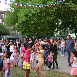 La liesse populaire du 13 juillet à Villejuif avec la guinguette, le bal variétés et le feu d'artifice de retour au parc Pablo Neruda.