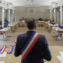 Le Conseil municipal des enfants 2022 est installé: ils sont en CE2, CM1 et CM2 et sont les nouveaux membres du Conseil municipal des enfants. Mercredi 2 février, ils étaient 22 à l'occasion de leur séance d'installation avec le Maire, les élues à l'éducation, la petite enfance et à la participation citoyenne. [Photos Alex Bonnemaison]