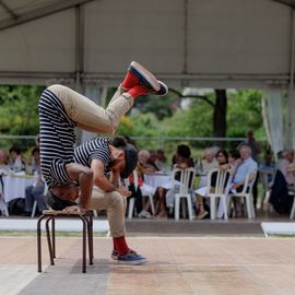 La guinguette des Seniors s'était de nouveau installée dans le parc des Hautes Bruyères vendredi 9 juin, à l'abri non pas de la pluie mais du soleil cette année!Au menu, spectacles pendant le déjeuner avant de tous rejoindre parquet pour danser!