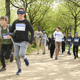 Dans le cadre de la semaine olympique et paralympique, mardi 2 avril, une centaine d’élèves de 6e de 4 collèges de Villejuif ont organisé dans le parc des hautes Bruyères une course en binôme avec un élève-guideur et un élève-guidé, les yeux masqués pour simuler le handicap. La course contre la faim vise à récolter des fonds pour Action contre la faim, pour des projets alimentaires dans le cadre de la solidarité internationale. [photos Lucile Cubin]