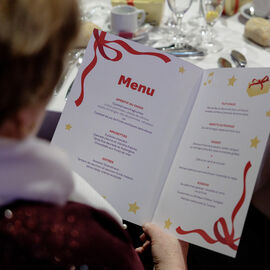 Mardi 14 et jeudi 16 janvier, les Seniors de la ville ont célébré le début de l'année 2025 autour d'un banquet convivial, musical et spectaculaire. L'occasion de se retrouver entre ami·e·s, entre voisin·e·s... pour passer un moment agréable en profitant d'un repas de fête et d'un spectacle sur scène et dans la salle avant de fouler la piste de danse. [photos Alex Bonnemaison]