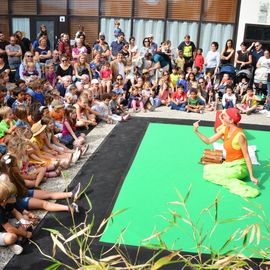 Des trapézistes renversants, une clown malicieuse, un quatuor de comédiens irrésistibles, des équilibristes dresseurs de poules et une fanfare déjantée.