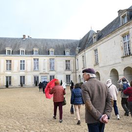 Les traditionnelles sorties d'automne emmenaient cette année une centaine de Seniors de Villejuif direction le Nord-Est, pour une escapade dans l'Aisne.Au programme : visite guidée du Domaine des Princes, à Condé en Brie, sabrage du champagne et dégustation, déjeuner en musique et flânerie dans le parc au cœur du village.[Photos Anja Simonet]