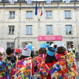 Un carnaval sur le thème du printemps pour les Accueils de Loisirs qui ont défilé dans Villejuif pour mettre de la couleur dans les rues.