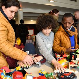 Encore un franc succès pour la Trocante des Parents !Après avoir déposé des objets devenus inutiles pendant les semaines précédant l'évènement, plus de 120 familles ont pu, ce dimanche 2 avril, utiliser leurs points ainsi récoltés pour venir chercher de nouveaux objets pour leurs enfants:jeux et jouets, vêtements, accessoires de puériculture...[photos Lucile Cubin]