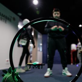 Zoom sur 3 activités enfance et jeunesse:▪️ Surf à Paris▪️ Initiation au pilotage de drones▪️ Sortie à la Ferme Pédagogique[Photos Alex Bonnemaison / Anja Simonet / Xiwen Wang]